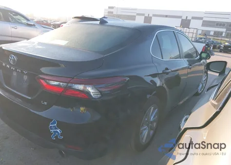 2021 Toyota Camry Le z USA, uszkodzony, nr VIN 4T1C11AK7MU553433